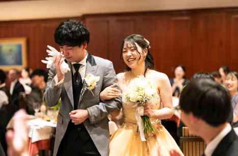 笑って、食べて、大盛り上がり!幸せいっぱいの結婚式の披露宴画像