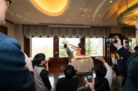 笑って、食べて、大盛り上がり!幸せいっぱいの結婚式の演出画像