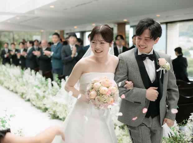 先生のおふたりが贈る 笑顔いっぱいの結婚式の挙式実例画像