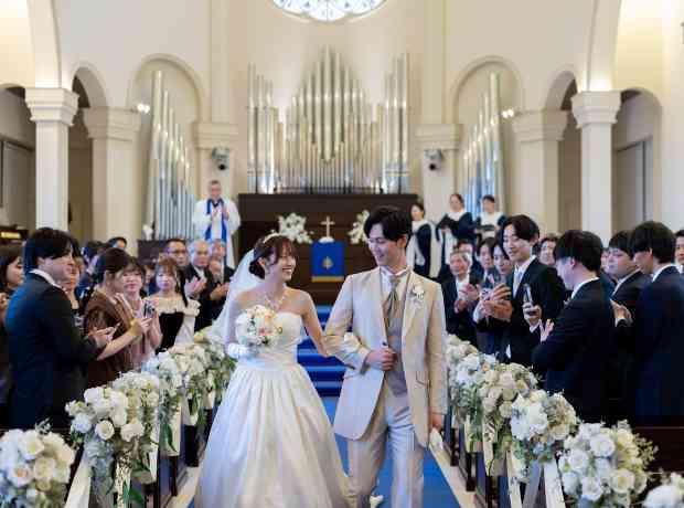 憧れの『フレンチガーデン』が彩る、心温まる結婚式の挙式実例画像