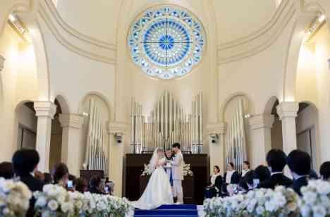 憧れの『フレンチガーデン』が彩る、心温まる結婚式の挙式画像