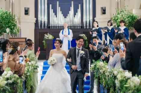 一目惚れしたドレスを着てゲストと楽しんだ結婚式の挙式画像