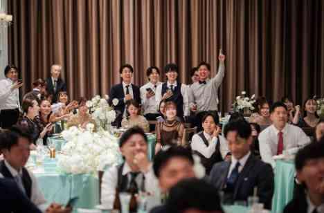 みなさまが終始笑顔の溢れるウェディングパーティの演出画像