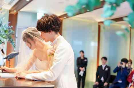 ふたりが最上級にかわいい！ポップな結婚式の挙式画像