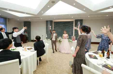 祝福の笑顔が紡ぐ、心あたたまるひとときの演出画像
