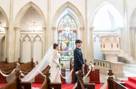 大聖堂に響く感謝と演出で魅せる特別な一日の挙式画像