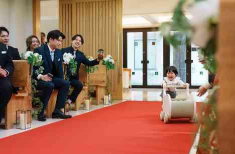 大好きな人たちに囲まれて迎える、家族3人の結婚式の挙式画像
