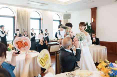 大好きな人たちに囲まれて迎える、家族3人の結婚式の披露宴画像