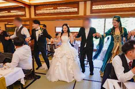 トルコのベリーダンスと受け継ぐドレスの披露宴画像