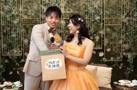 家族の絆と笑顔が広がる参加型ウエディングの披露宴画像