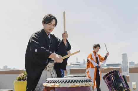 和の温もりと笑顔に包まれた一体感溢れるお祝いの記録の演出画像