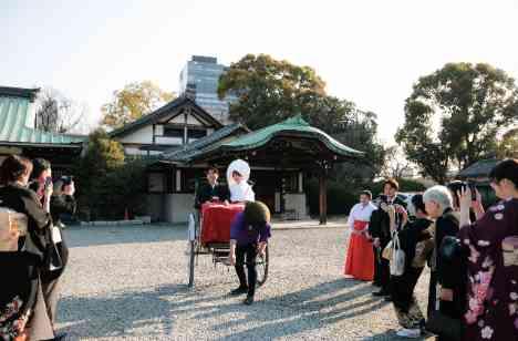 伝統と笑顔が紡ぐ、記憶に残る特別な一日の挙式画像