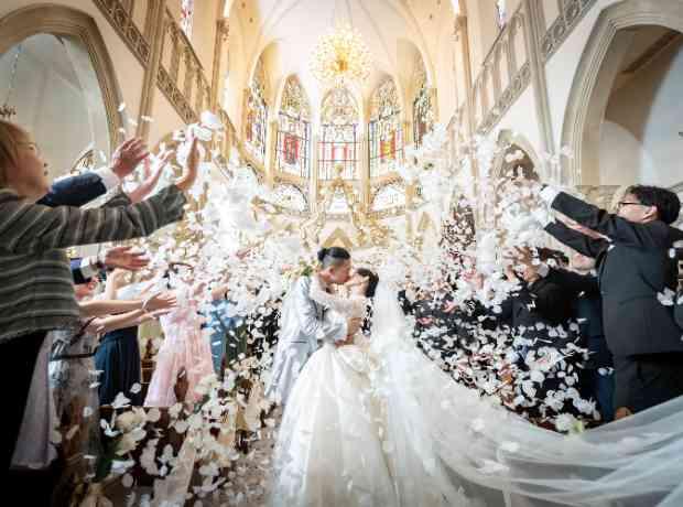 家族の絆と笑顔溢れる温かなアットホーム婚の挙式実例画像