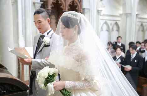 家族の絆と笑顔溢れる温かなアットホーム婚の挙式画像