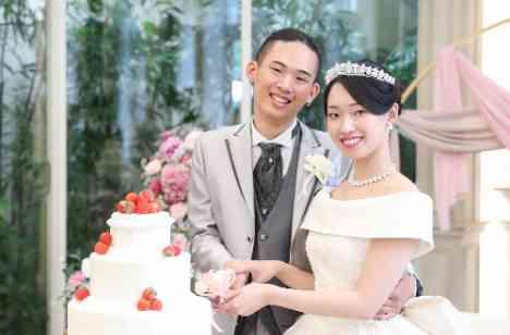 家族の絆と笑顔溢れる温かなアットホーム婚の披露宴画像