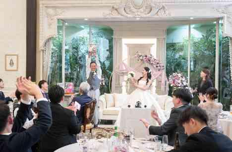 家族の絆と笑顔溢れる温かなアットホーム婚の演出画像