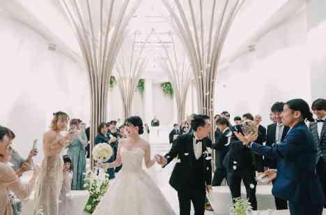 光と祝福が彩る、アートのような結婚式の挙式画像