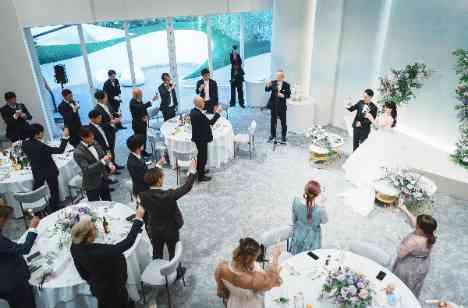 光と祝福が彩る、アートのような結婚式の披露宴画像