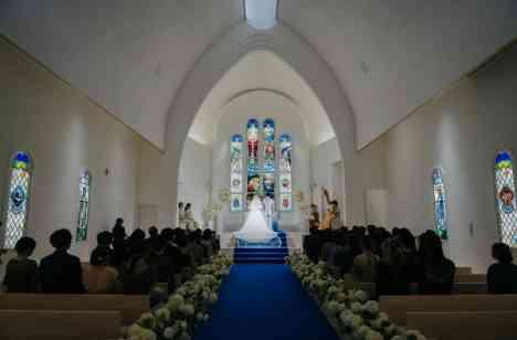 陽だまりのようなぬくもりと幸せに包まれた結婚式の挙式画像