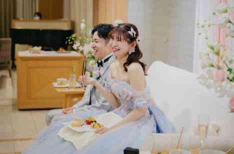 陽だまりのようなぬくもりと幸せに包まれた結婚式の披露宴画像