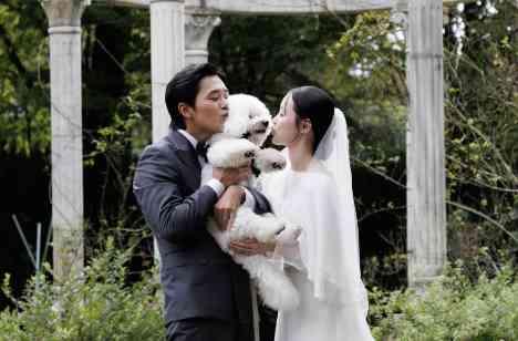 大切な愛犬と迎える、自然体のウェディングの挙式画像