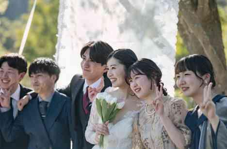 自然と笑顔に包まれる、春のガーデンウェディングの演出画像