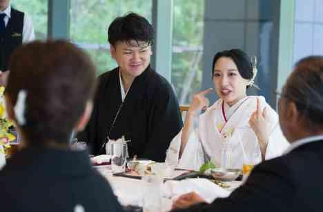 厳かな神前式＆食事と会話を楽しむ家族婚の披露宴画像