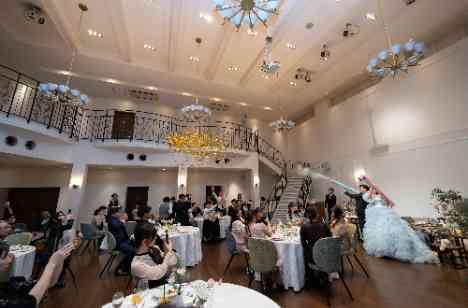 感動の挙式とサプライズ演出で彩る笑顔あふれる結婚式の披露宴画像