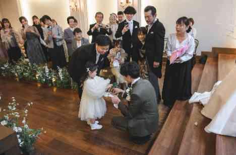 家族への想いと遊び心が彩るウエディングの挙式画像
