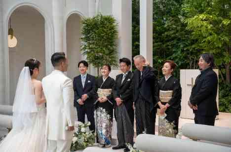 とびっきりの笑顔と感謝溢れるにぎやかな結婚式の挙式画像