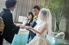 お腹の中のお子様と3人で迎えたハッピーウェディングの挙式画像