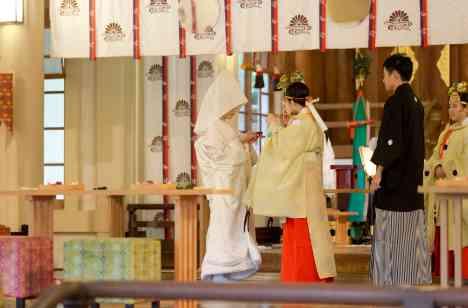 思い出の地でおふたりとゲストの絆を感じる結婚式の挙式画像