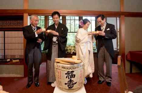 思い出の地でおふたりとゲストの絆を感じる結婚式の披露宴画像