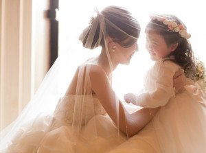 ３年越し！憧れの礼拝堂で愛を誓うパパママ婚の挙式実例画像