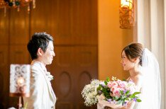 ３年越し！憧れの礼拝堂で愛を誓うパパママ婚の挙式画像