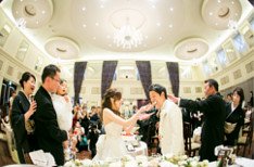 ３年越し！憧れの礼拝堂で愛を誓うパパママ婚の披露宴画像