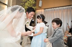 笑顔と感動サプライズ満載の結婚式の挙式画像