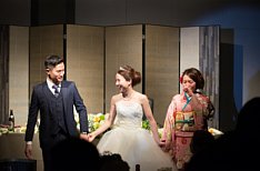 笑顔と感動サプライズ満載の結婚式の披露宴画像