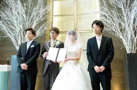 【アットホーム】ゲストみんなに感謝を伝える結婚式の挙式画像