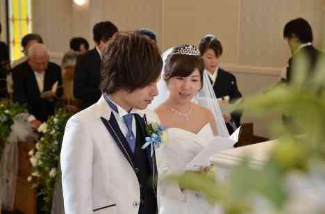 笑顔溢れる結婚式の挙式画像