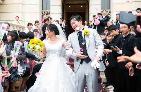 大切な人達との絆深まるウェディングの挙式画像