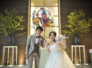 たくさんの仲間に囲まれて賑やかな結婚式の挙式実例画像