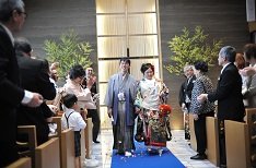 たくさんの仲間に囲まれて賑やかな結婚式の挙式画像