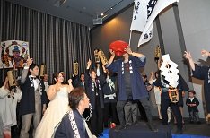 たくさんの仲間に囲まれて賑やかな結婚式の演出画像