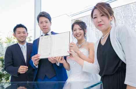 笑顔のたえない結婚式の挙式画像