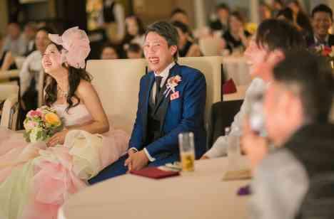 笑顔のたえない結婚式の披露宴画像