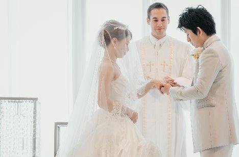 笑顔と涙の感動結婚式の挙式画像