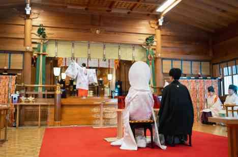 みんなの笑顔がたくさんあふれる結婚式の挙式画像