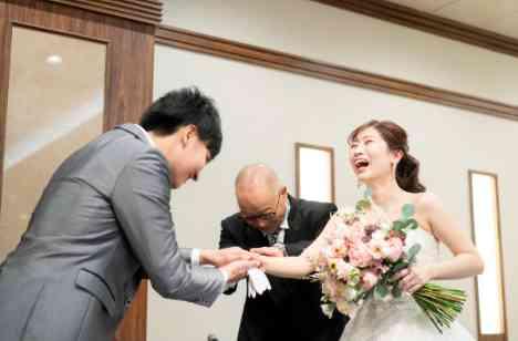 みんなの笑顔がたくさんあふれる結婚式の披露宴画像