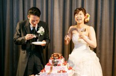 笑顔があふれる楽しいウェディングパーティーの準備・打ち合わせ画像